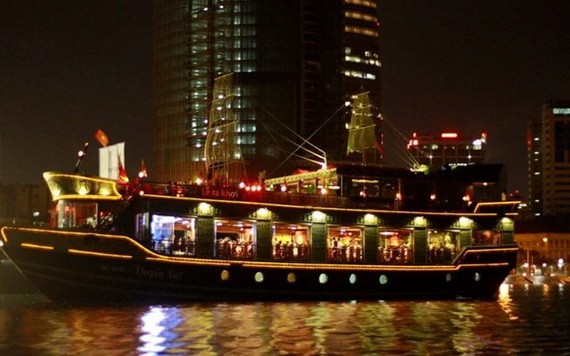 旅客可在白騰碼頭乘坐遊艇，一邊觀賞西貢河上夜間美景，一邊欣賞美食。（圖源：耀基）
