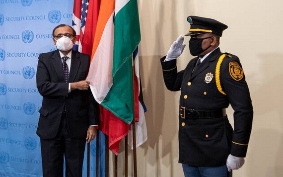 1月4日，在位於紐約的聯合國總部舉行的新任安理會非常任理事國國旗安放儀式上，印度常駐聯合國代表蒂魯穆爾蒂與印度國旗合影。（圖源：新華社）