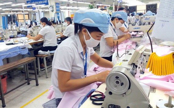 女工在成衣車間縫製服裝。（示意圖源：互聯網） 