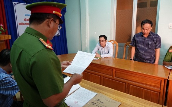 執法警員向嫌犯阮友宏宣讀逮捕令。（圖源：黃芳）