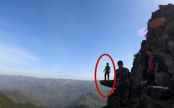 一名遊客冒著生命危險站在死神懸崖邊拍照。（示意圖源：Challenge Me）