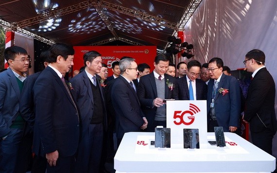新聞與傳播部、Viettel及北寧省領導在安豐1工業區體驗5G飆速上網及應用服務。