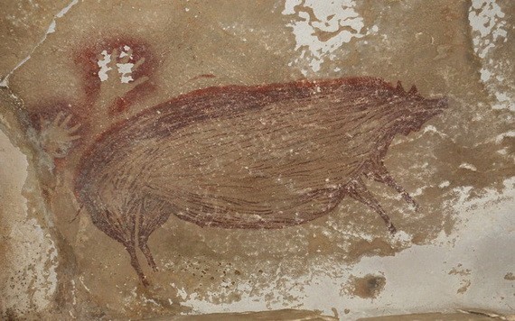 這幅壁畫繪製了野豬畫像，塗上了深紅色赭色顏料。（圖源：互聯網）