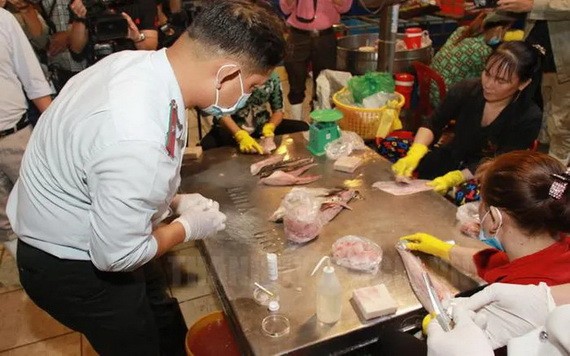 市食品安全管委會檢查團親往平田集散市場對各類食品進行採樣檢驗。（圖源：市黨部新聞網）