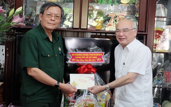 市委宣教處主任潘阮如奎(右)向黎金榜大校贈送禮物。（圖源：秋紅）