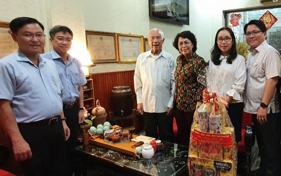 市領導向華人退休幹部拜年 ảnh 1