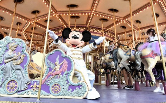 迪士尼樂園經典角色米老鼠乘坐旋轉木馬。（圖源：互聯網）