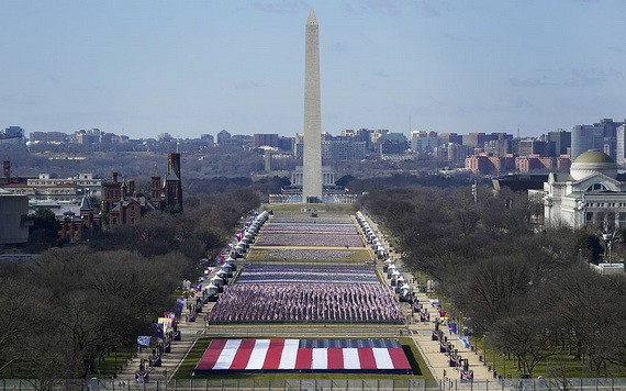 美首都華盛頓國家廣場上插滿了旗幟。（圖源：AP）