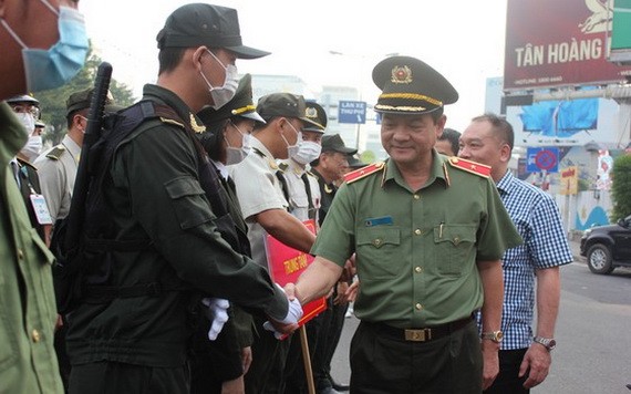 市公安廳長黎鴻南少將與新山一機場執勤武警親切握手，互致問候。（圖源：志石）