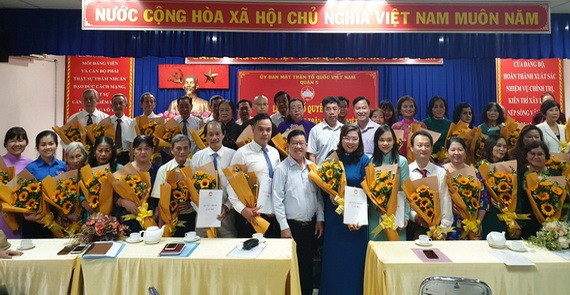 第五郡第十二坊臨時越南祖國陣線委員會集體亮相。