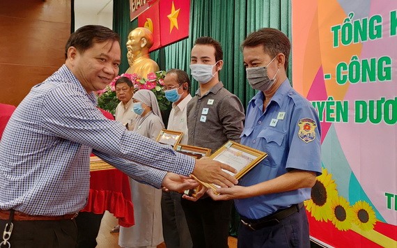 郡民運處主任阮長青向個人頒發獎狀。