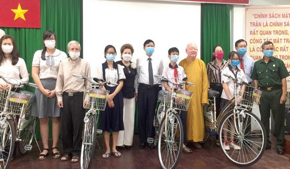 鄧氏明月（左四）贈送自行車給清貧大中學生。