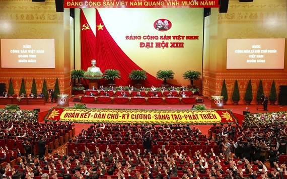 與會代表表決通過大會議程。（圖源：越通社）