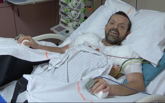 冰島男子費利克斯在接受全球首例雙臂連肩膀移植手術後，正在康復中。（圖源：AFP）