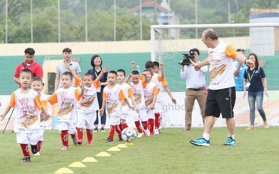 朴恆緒主教練正培訓小球員。