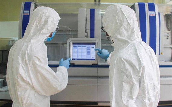 防疫工作人員在操作自動實時熒光定量自動檢測儀器。（圖源：VOH）