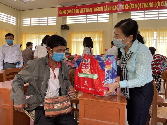 市越南祖國陣線委員會探望同塔省貧困同胞、邊防部隊。