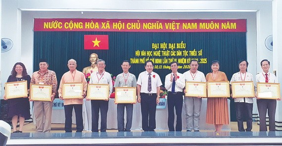 作者（左四）代表市華文文學會領取越南文學藝術協會獎狀。