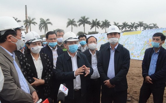 交通運輸部長阮文體（中）實地視察東面北南高速公路項目的施工進度。（圖源：人民報）
