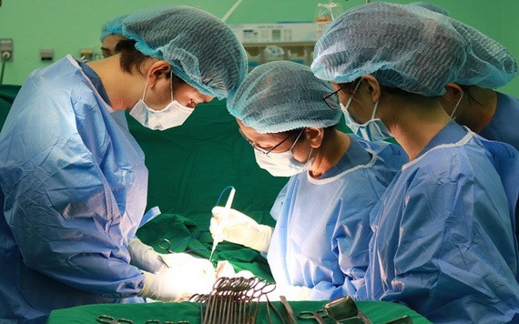 手術團隊為患者N.T.Q進行子宮肌瘤切除手術。（圖源：院方提供）