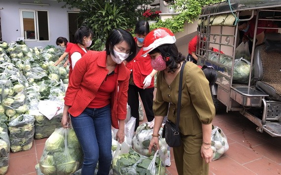 河內市民前到越南紅十字會中央辦事處購買農產品。（圖源：VOV）