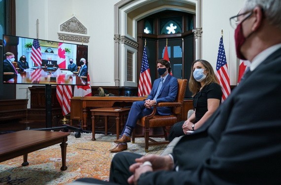 加拿大總理特魯多（右三）與美國總統拜登團隊視頻會議。（圖源：Getty Images）