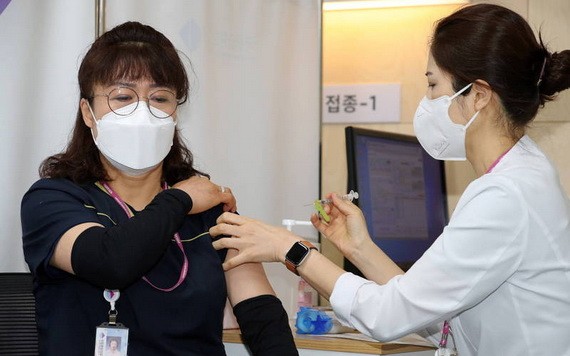 26日韓國新冠疫苗接種首日有1萬8489人照計劃接種阿斯利康新冠疫苗。（圖源：EPA）