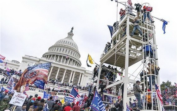 美國當地時間1月6日，前總統特朗普支持者遊行示威演變為暴力佔領國會大廈。（圖源：AP）