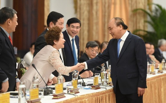 政府總理阮春福與企業代表交談。（圖源：光孝）