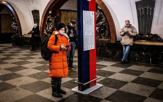 2021年3月10日，俄羅斯上班族在莫斯科Ploschad Revolyutsii地鐵站在使用各自的手機。俄羅斯從當天開始對推特（Twitter）採取減速措施，原因是該社交媒體拒絕刪除平台上「非法」內容。（圖源：AFP）