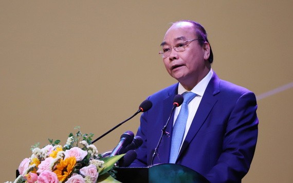 政府總理阮春福在會議上發表講話。
