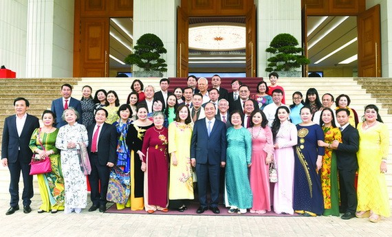 政府總理阮春福與韋阿英基金代表團合照。（圖源：光孝）
