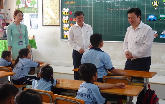 教育與培訓部副部長阮友度與學生交談。（圖源：秋心）