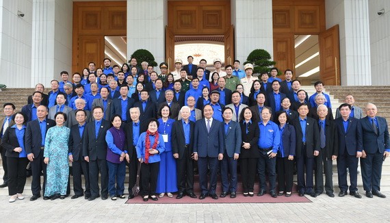 政府總理阮春福與歷屆共青團幹部會晤