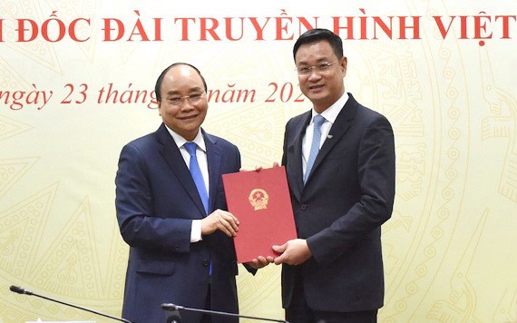 新任越南電視台總經理黎玉光（右）從阮春福總理手中接過人事委任《決定》。（圖源：陳海）