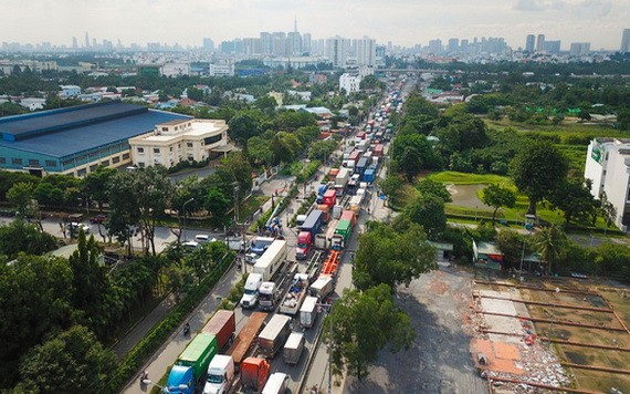 通往吉萊港和富友港的同文貢街經常出現交通擁堵現象。（圖源：光定）