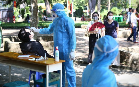防疫工作人員對前來動物園的遊客進行隨機採樣檢測。（圖源：日盛）
