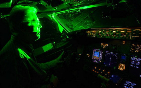 高倍激光照射到駕駛艙會造成飛行員短時視力下降甚至致盲。（示意圖源：Mentalfloss）