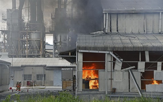 日本福島縣一家化學工廠11日上午發生爆炸，導致4人輕重傷送醫。（圖源：共同社）