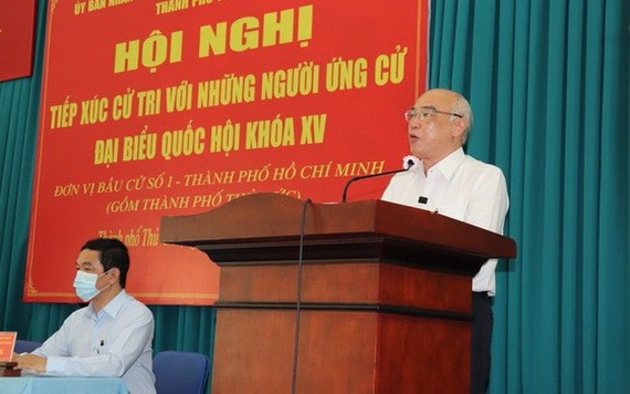 國會代表候選人潘阮如奎在講台上聽取並採納選民的意見，以便補充其行動計劃。（圖源：蔡芳）
