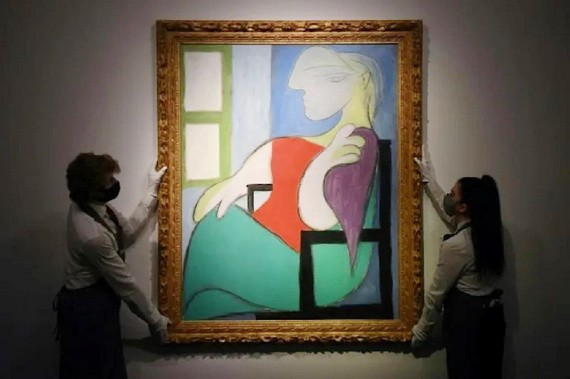 西班牙畫家畢加索的畫作《坐在窗邊的女人》。（圖源：AFP）