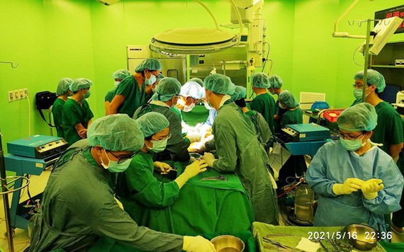 器官捐贈移植團隊在手術室中執行器官捐贈摘取手術。（圖源：光興）