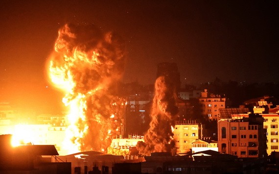 十七日清晨，加沙地帶的建築物上空升起了大火和濃煙。（圖源：AFP）