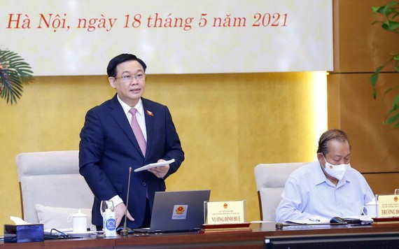 國會主席王廷惠（左）主持會議並發表講話。（圖源：越通社）