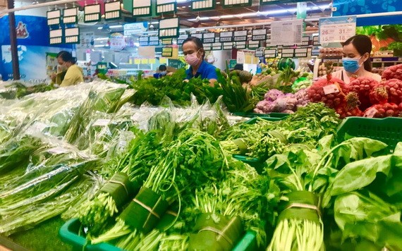 消費者在超市選購蔬果。（圖源：垂楊）