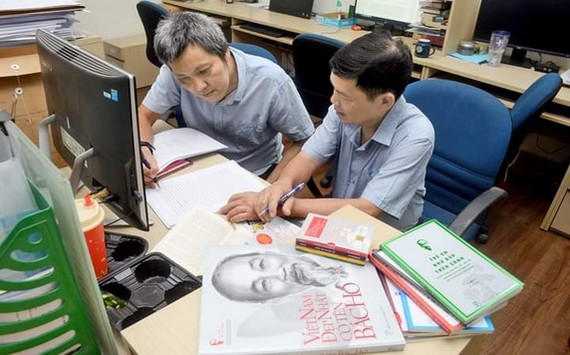 華人編輯何安輝(左)在編輯《胡志明遺產》叢書。