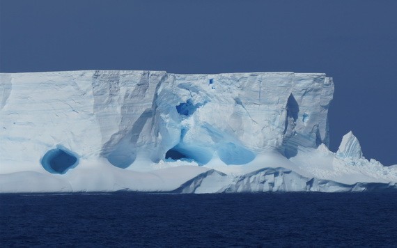 名為「A-76」的巨型冰山，近日從南極洲的龍尼冰架脫落入海。（圖源：互聯網）