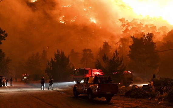 希臘科林斯山火現場。（圖源：AP）