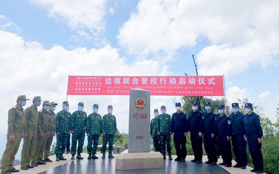 越南-中國-老撾3國的邊防保護力量22日在三國邊境交界處實地舉行會晤。（圖源：人民軍隊報）