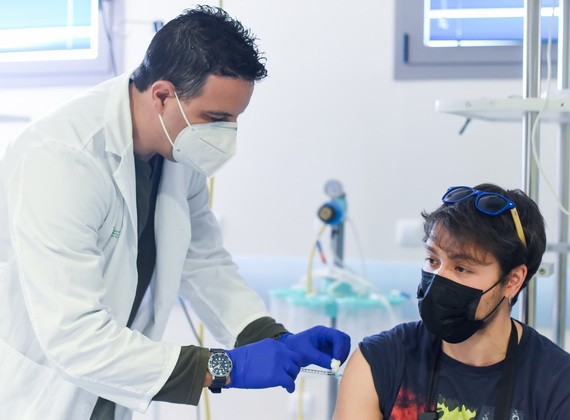 一名男子在西班牙卡塞雷斯省科里亞市醫院接種阿斯利康疫苗。（圖源：互聯網）